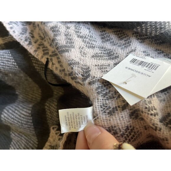 New! CATO Pink Gray One Size Reversible Scarf Shawl Wrap Soft Lightweight Plaid - Picture 9 of 9